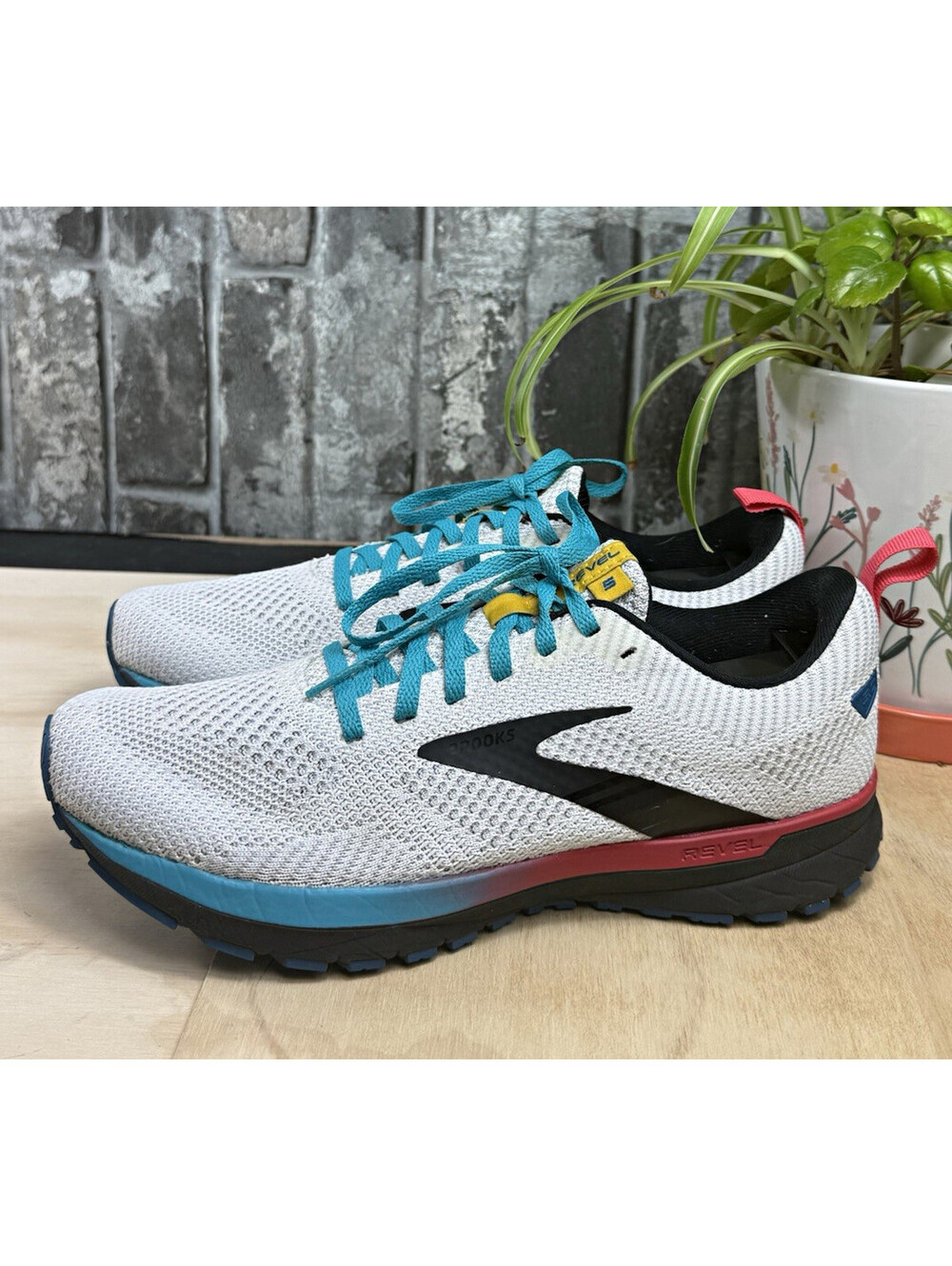 Brooks Revel 5 Women’s White/Black/Blue Low Top Lace-Up Mesh Rubber 120361
